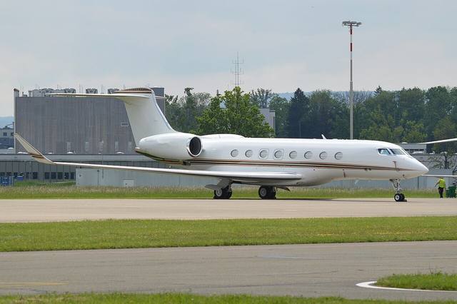Photo: Alan Wilson from Peterborough, Cambs, UK, CC BY-SA 2.0, via Wikimedia Commons (edited) Representative G650ER — not the actual aircraft